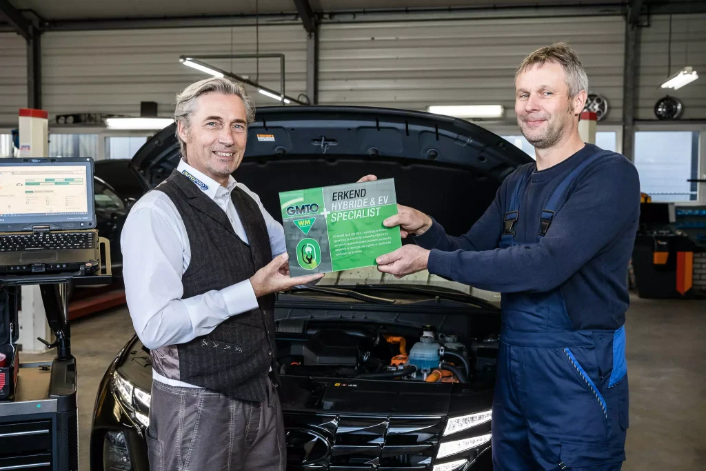 Overhandiging van het certificaat Erkend Hybride en EV Specialist in de werkplaats