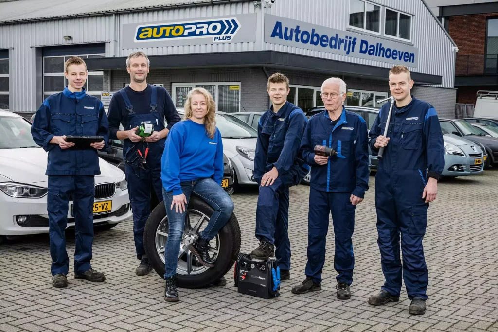 Het team van Autobedrijf Dalhoeven voor de bedrijfshal aan de Eenhuisstraat in Albergen