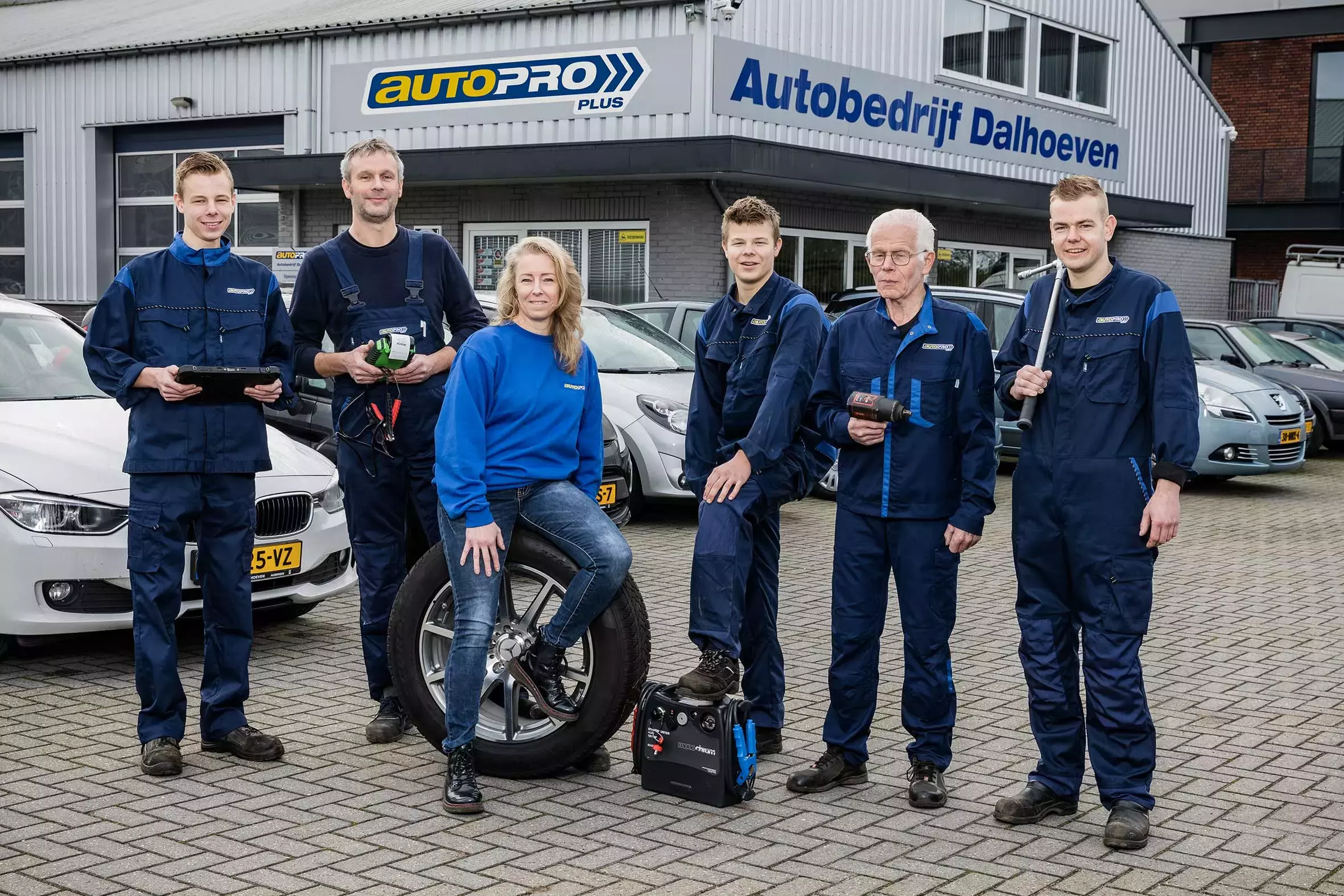 Het team van Autobedrijf Dalhoeven voor de bedrijfshal aan de Eenhuisstraat in Albergen