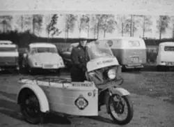 Archieffoto van een wegenwacht met motor en zijspan, begin jaren zestig